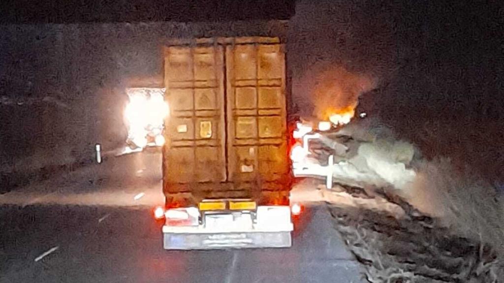 El turismo se incendió tras chocar contra el articulado