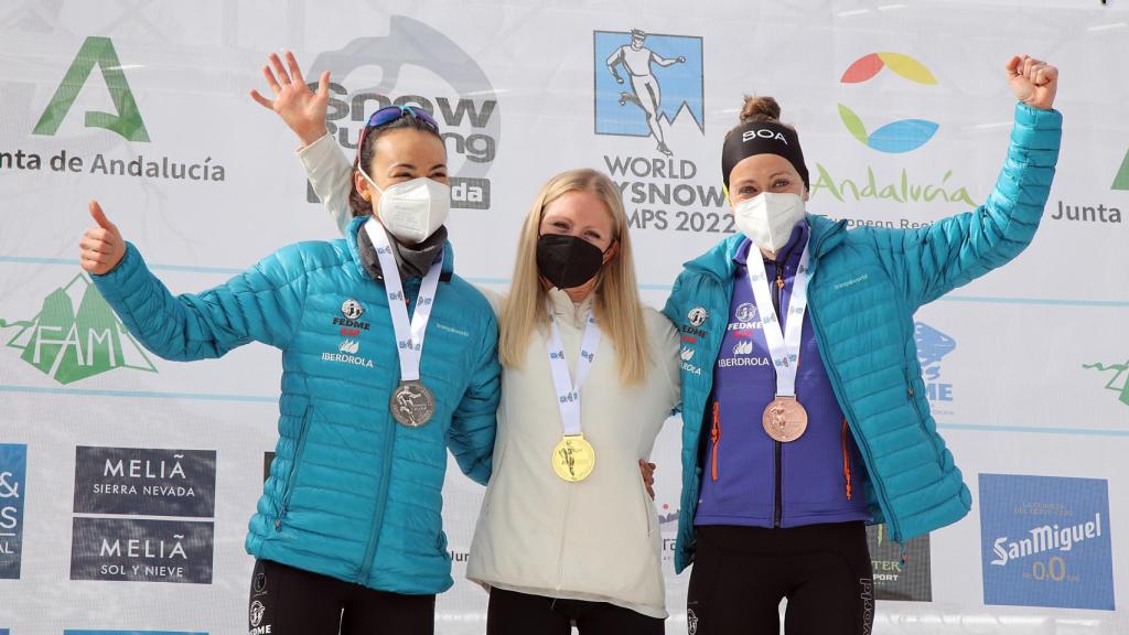 Virginia Pérez en el podio de la prueba de kilómetro vertical de los mundiales de carreras en nieve