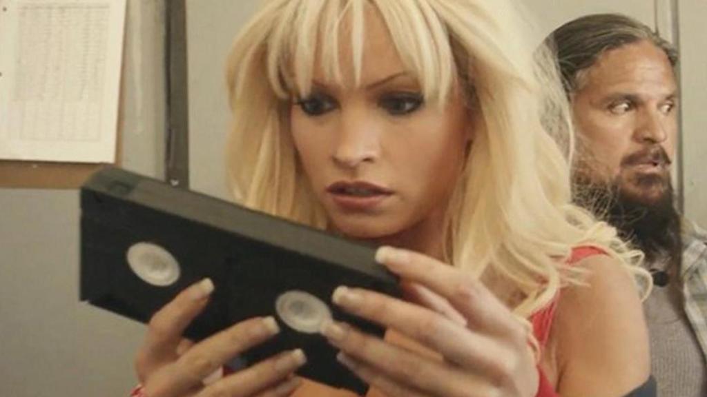Lily James es Pamela Anderson en 'Pam & Tommy'