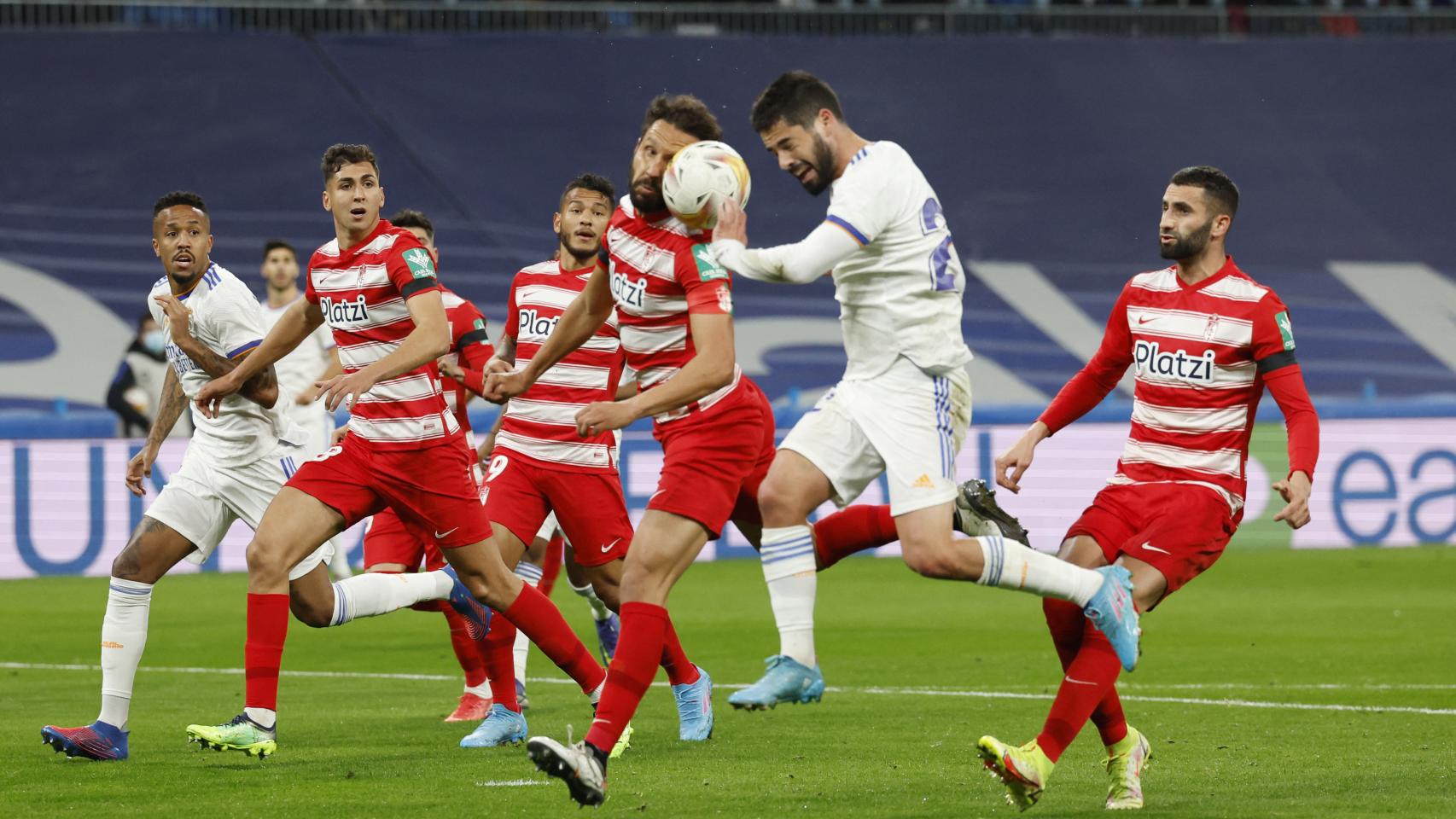 Isco Alarcón remata un balón dentro del área del Granada