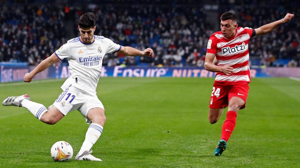 Asensio centra al área presionado por Myrto Uzuni