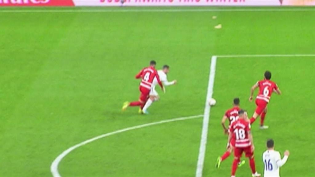 Penalti no pitado sobre Hazard por contacto fuera del área