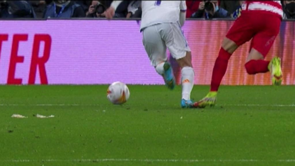 Penalti no pitado sobre Hazard por contacto fuera del área