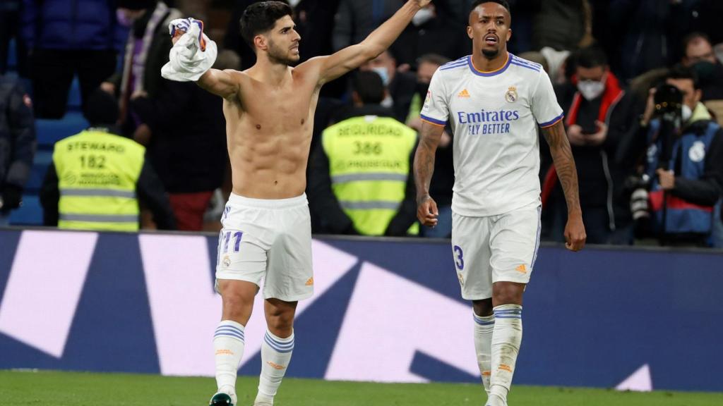 Marco Asensio celebra, sin camiseta, su gol al Granada