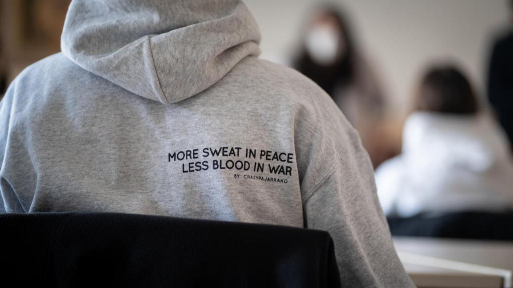 Detalle de la sudadera de Crazypajarrako.