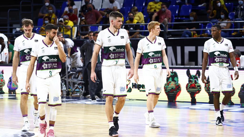 Varios jugadores del Unicaja, en el partido ante el Tenerife que acabó en derrota.