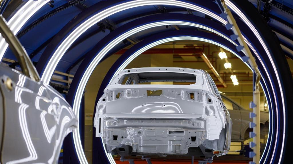 Túnel de luz en una factoría española.