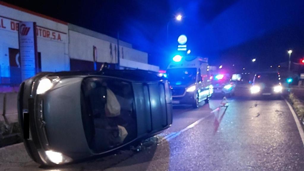 Coche siniestrado en la calle Severo Ochoa de A Coruña.
