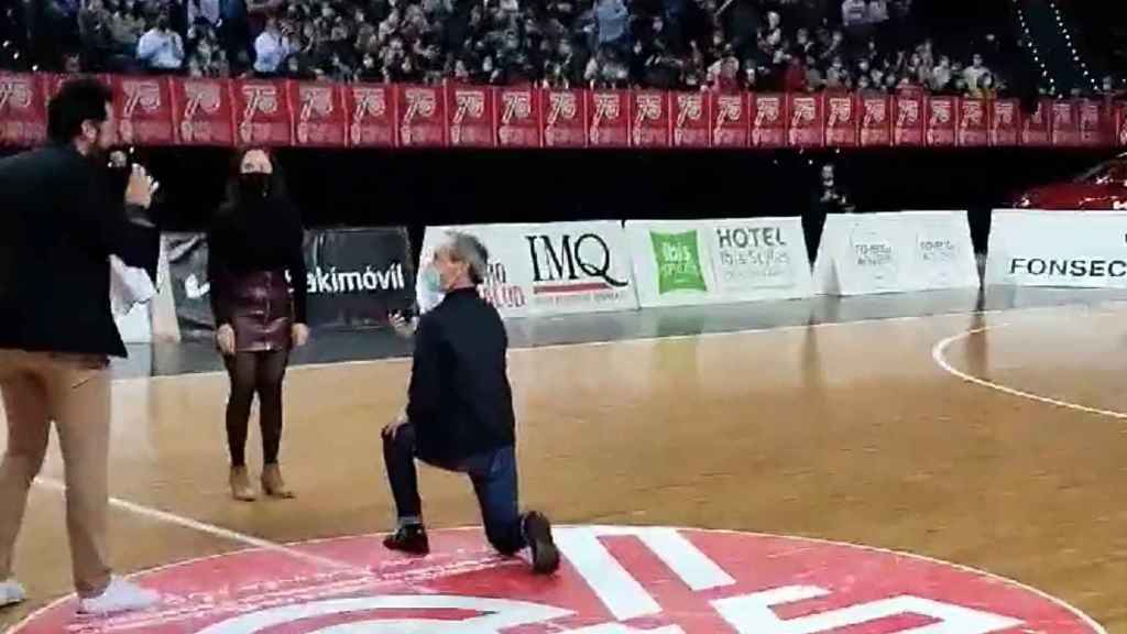 Momento de la pedida de mano.