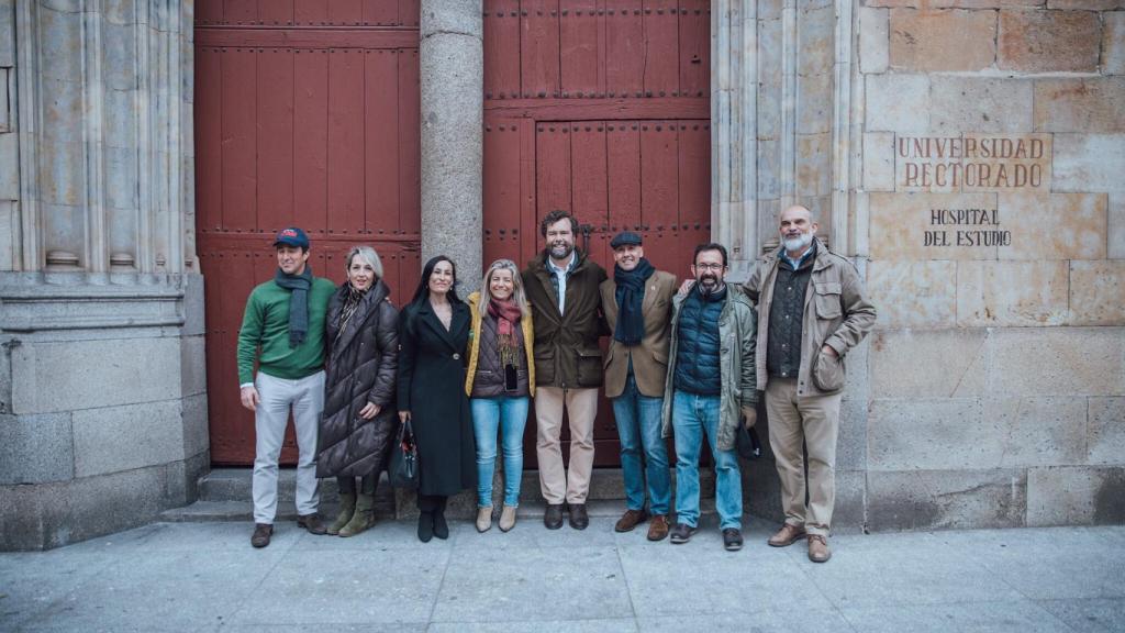 El portavoz de Vox en el Congreso, Iván Espinosa de los Monteros, junto a miembros de esta formación política en Salamanca