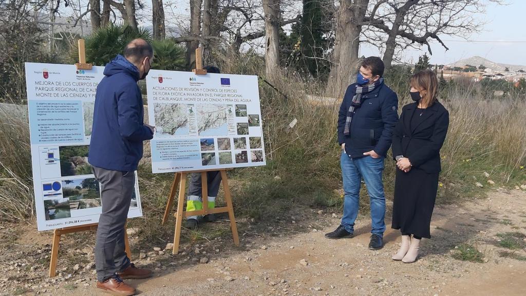 El director general del Medio Natural, Fulgencio Perona, explicando los pormenores de los dos proyectos en el Parque Regional de Calblanque.