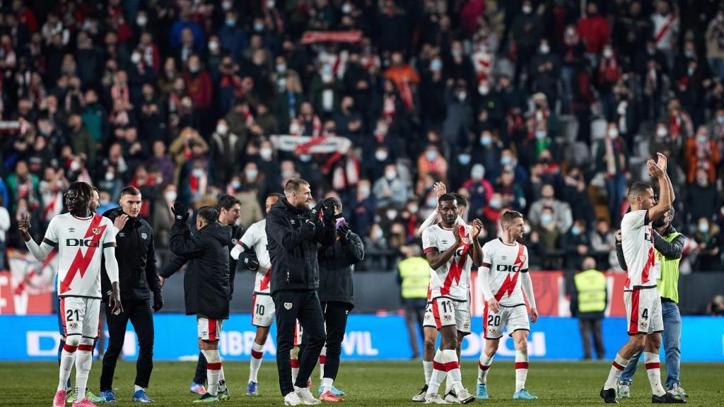 Los jugadores del Rayo Vallecano agradecen a la afición el apoyo.