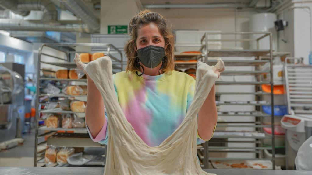 Icíar hace la masa para uno de sus postres.