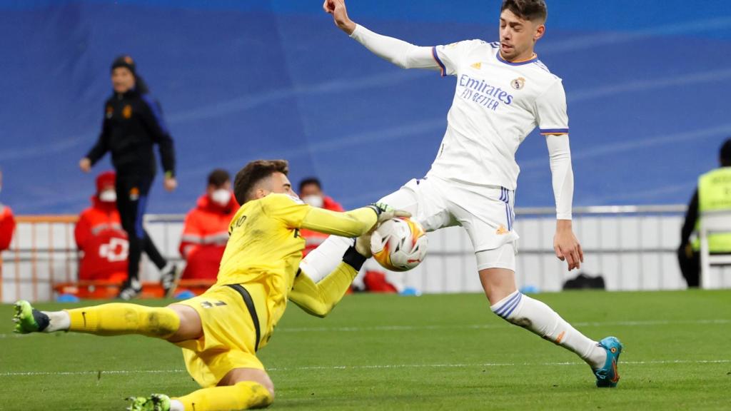 Fede Valverde trata de alcanzar un balón que atrapa Luis Maximiano.