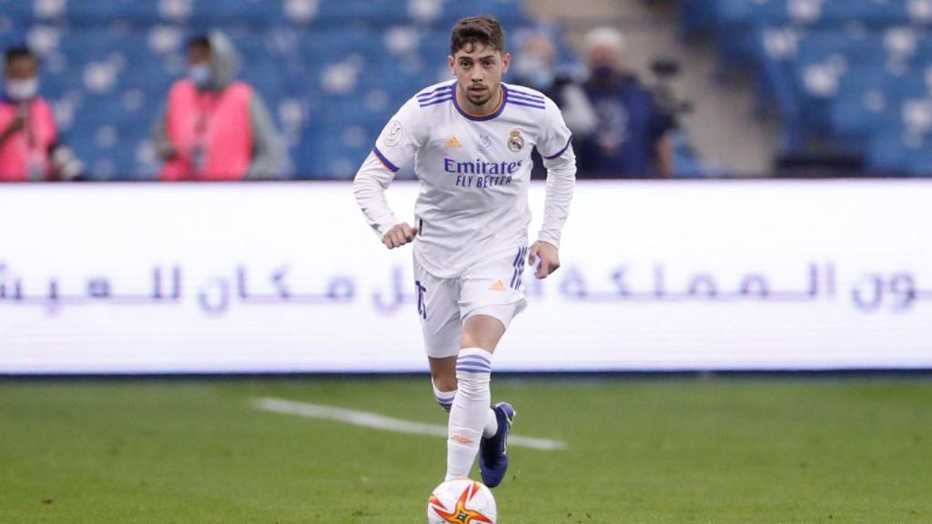 Fede Valverde controla un balón