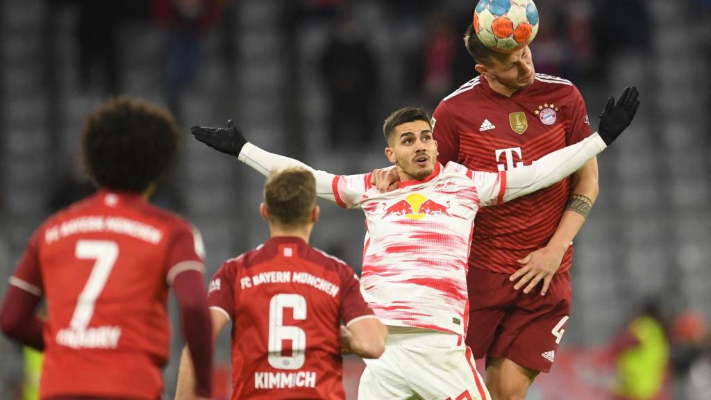 Niklas Sule cabecea un balón.