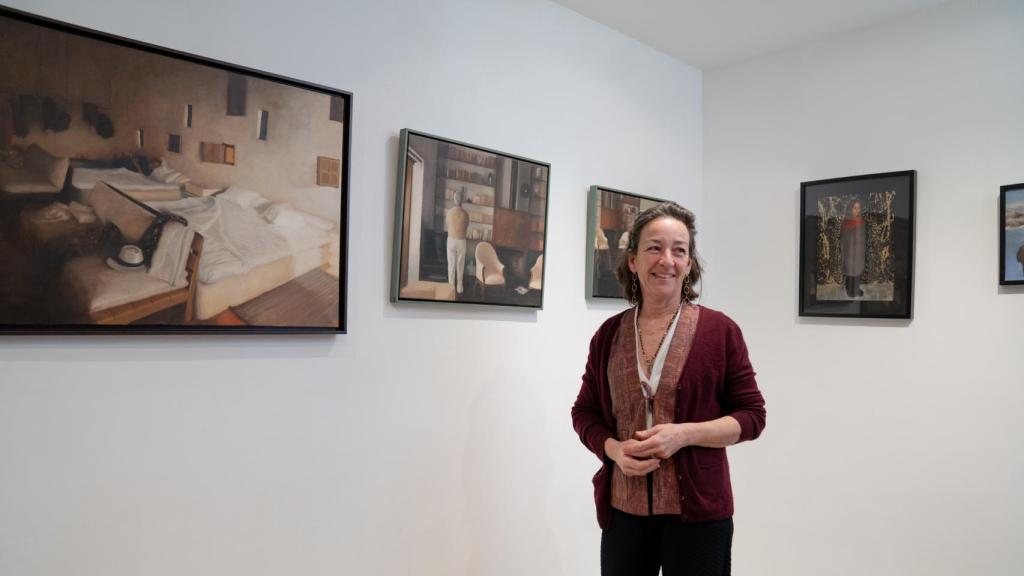 María José Solís junto a algunas de sus obras expuestas en 'Sol en Lobo'.