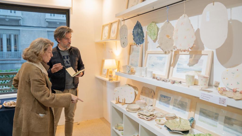 Pilar Solís muestra algunas de las obras expuestas.