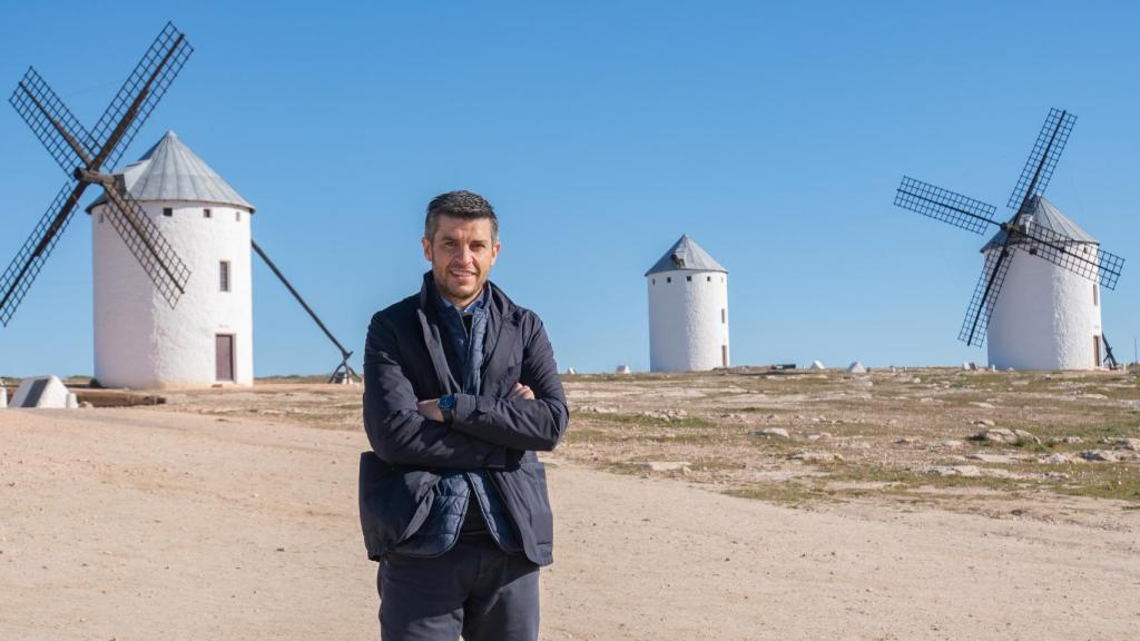 Santiago Lázaro, alcalde de Campo de Criptana, en la famosa sierra de los molinos.
