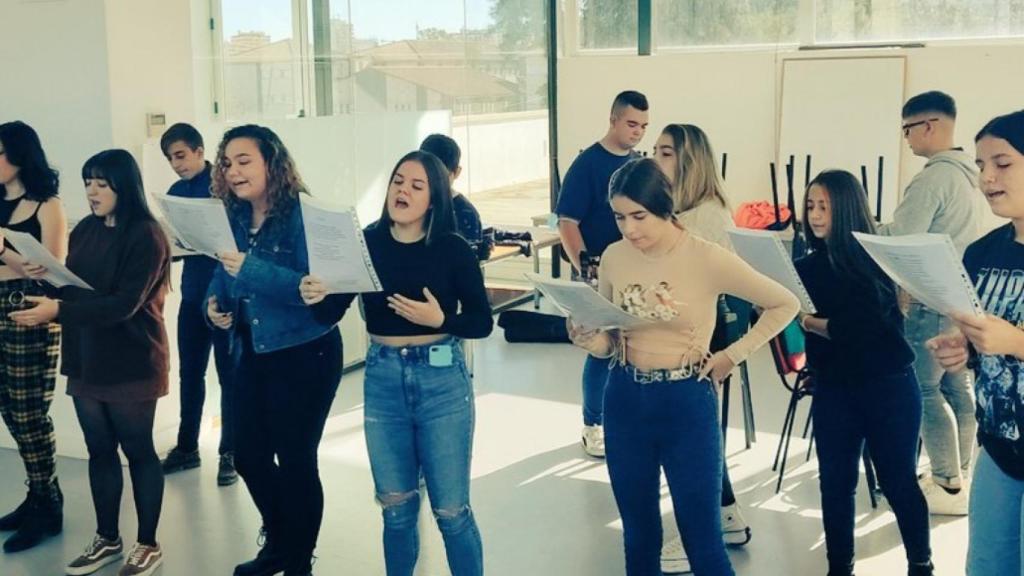 La comparsa juvenil 'El batallón de la calle', en un ensayo.