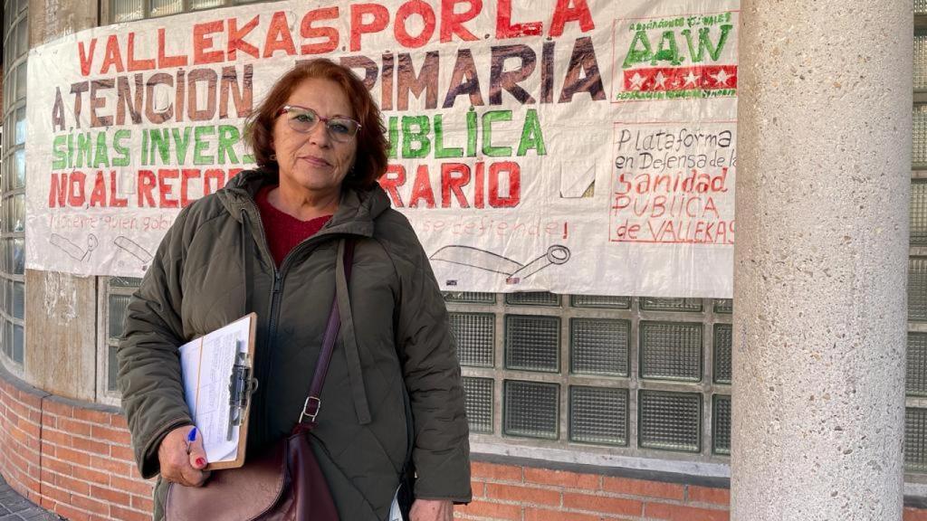 Victoria, recogiendo firmas en el centro de salud de Entrevías.