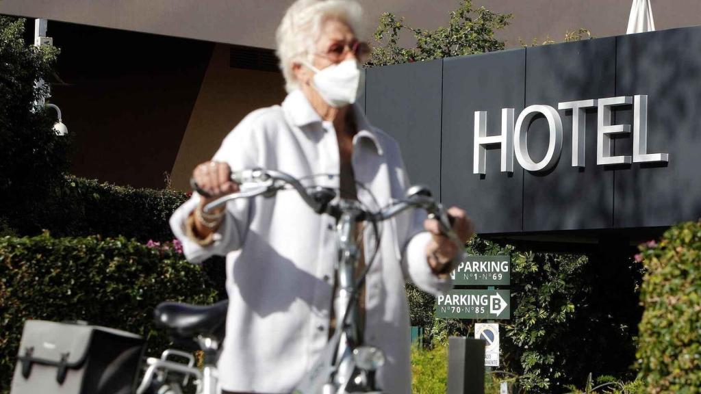 Una turista pasa frente a un hotel de Benidorm, hace un mes.