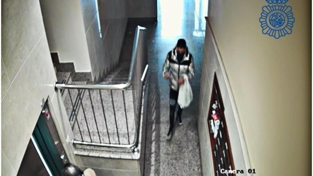 El ladrón, a punto de abordar a una de sus víctimas, en uno de los portales donde perpetró uno de los hurtos