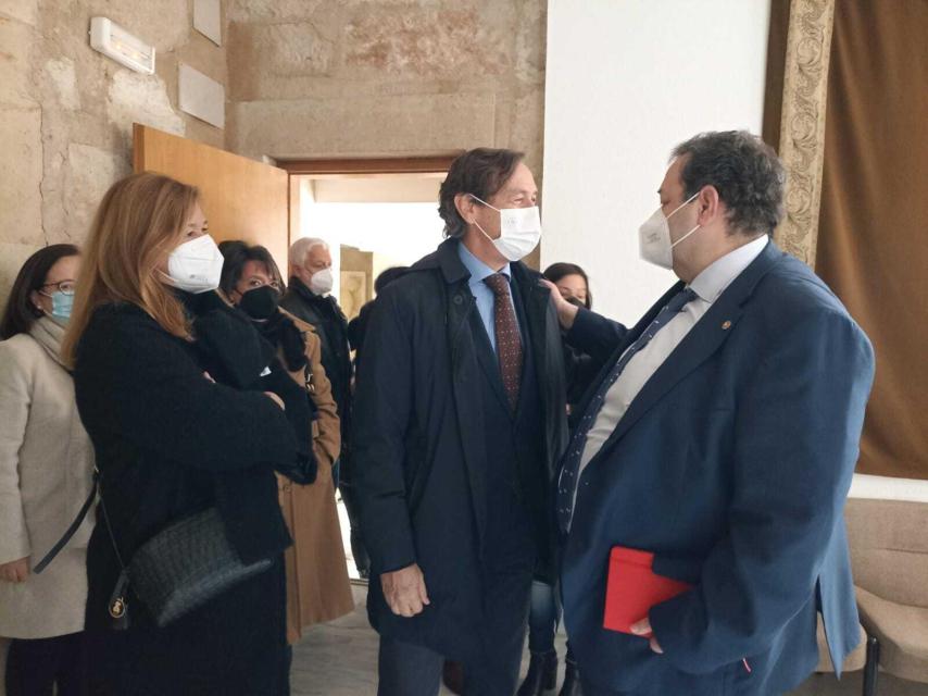 Rafael Hernando (PP) saluda al presidente de la Cámara de Comercio, Valentín Crespo