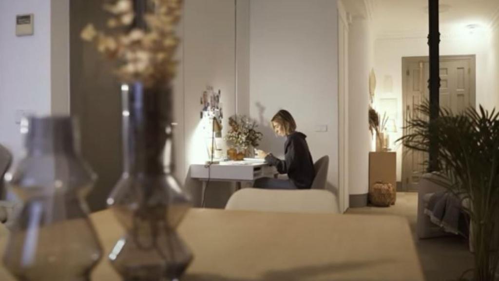 Desde la zona del comedor se puede ver el área de trabajo.