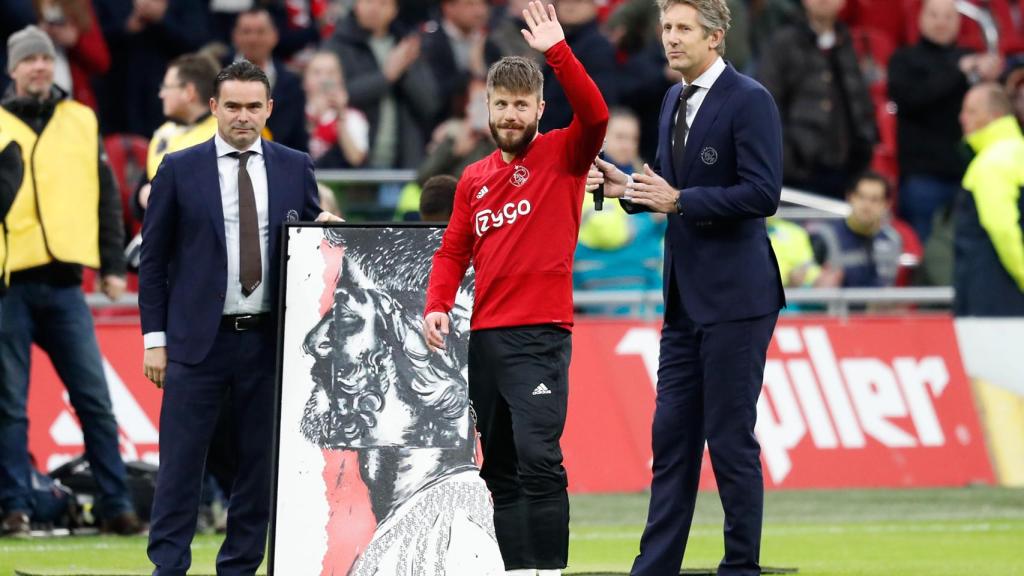 Marc Overmars junto a Edwin Van der Saar en el campo del Ajax
