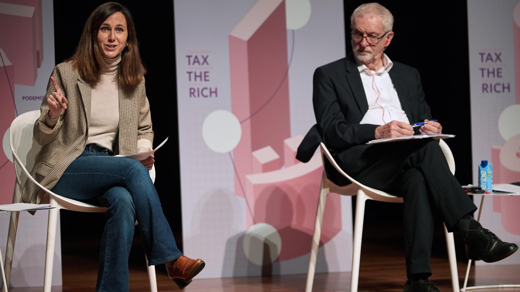 La ministra Ione Belarra, secretaria general de Podemos, junto a Jerey Corbyn, exlíder del Partido Laborista britanico.