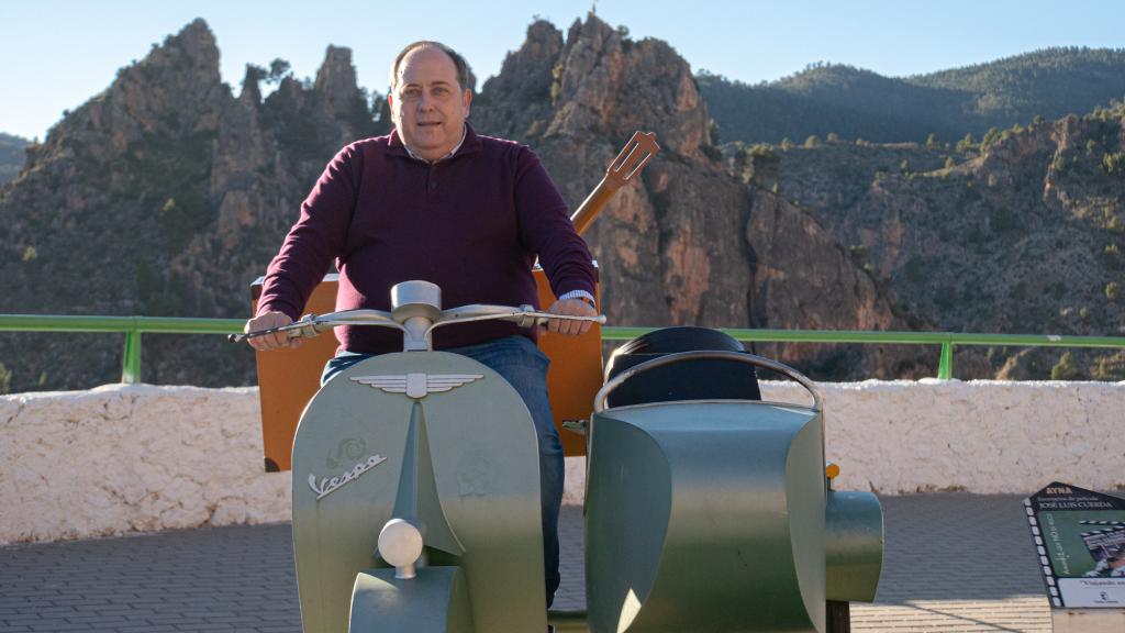 Juan Ángel Martínez es el niño deprimido de 'Amanece, que no es poco' y ahora alcalde de Ayna, localidad en la que se rodó. Posa en la mítica Vespa con sidecar del filme.