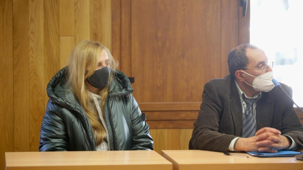 La madre de la niña asesinada, Ana Sandamil, y su abogado Luis Rifón, en el primer día del juicio por el crimen.