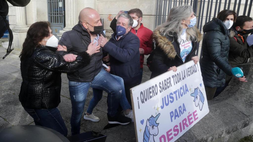 Familiares y allegados de Desirée Leal, en el momento en el que ha llegado la principal acusada de su muerte, Ana Sandamil.