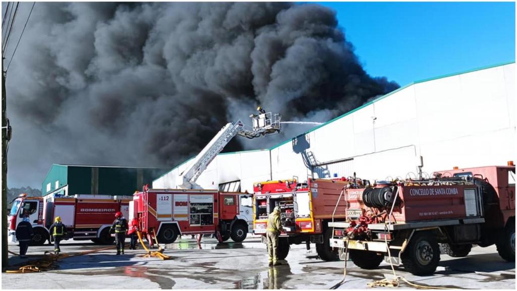 La nave de Ingaroil afectada por las llamas.