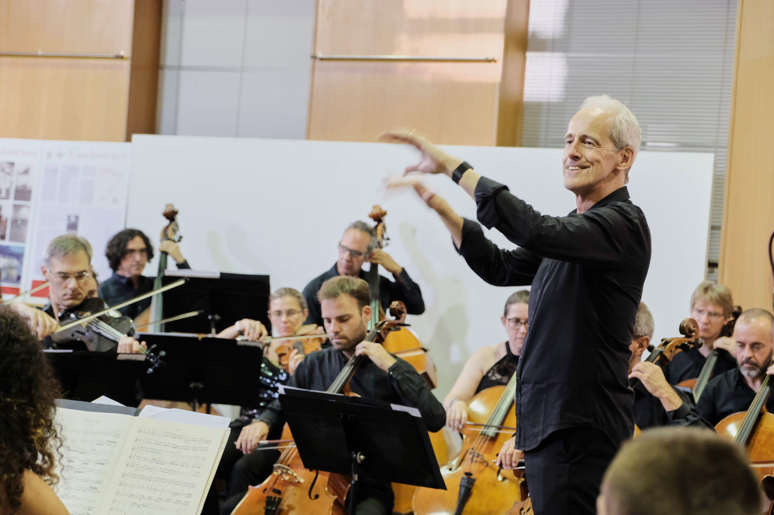El director artístico y titular de la Real Filharmonía de Galicia, Paul Daniel (Cedida).