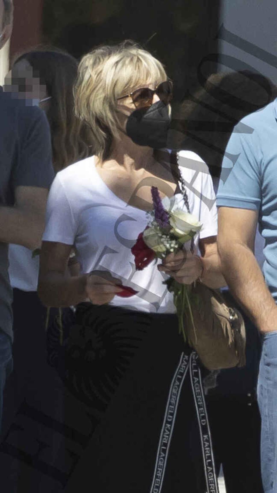 Ana Torroja, rota de dolor y arropada por su familia, en julio de 2021.