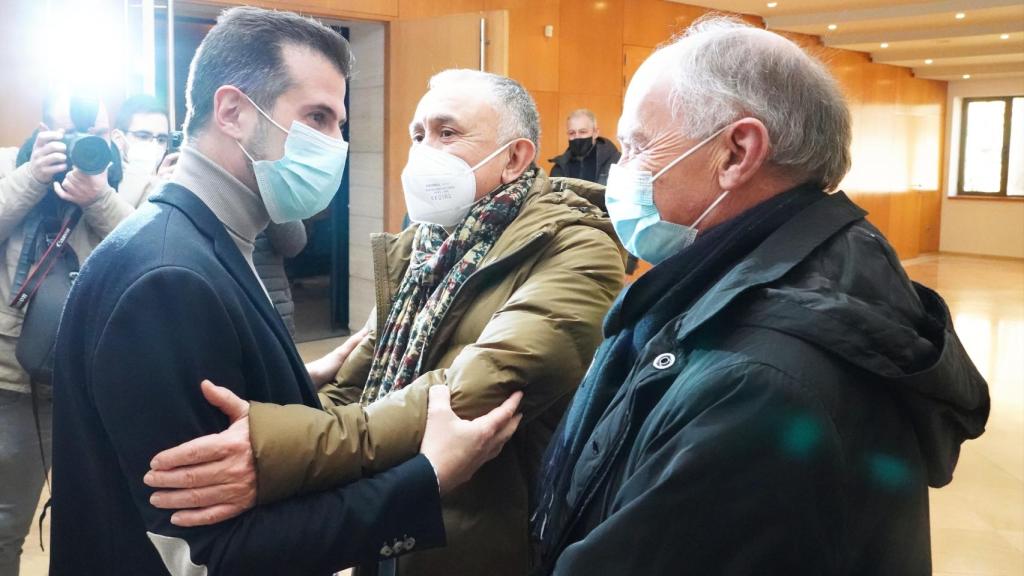 Tudanca junto a los secretarios generales de UGT y CCOO, Pepe Álvarez y Unai Sordo
