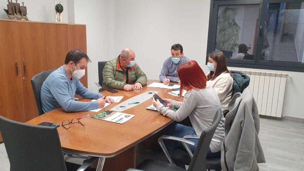 Reunión en la que se renovó el acuerdo con el Consejo de la Juventud de Villaquilambre