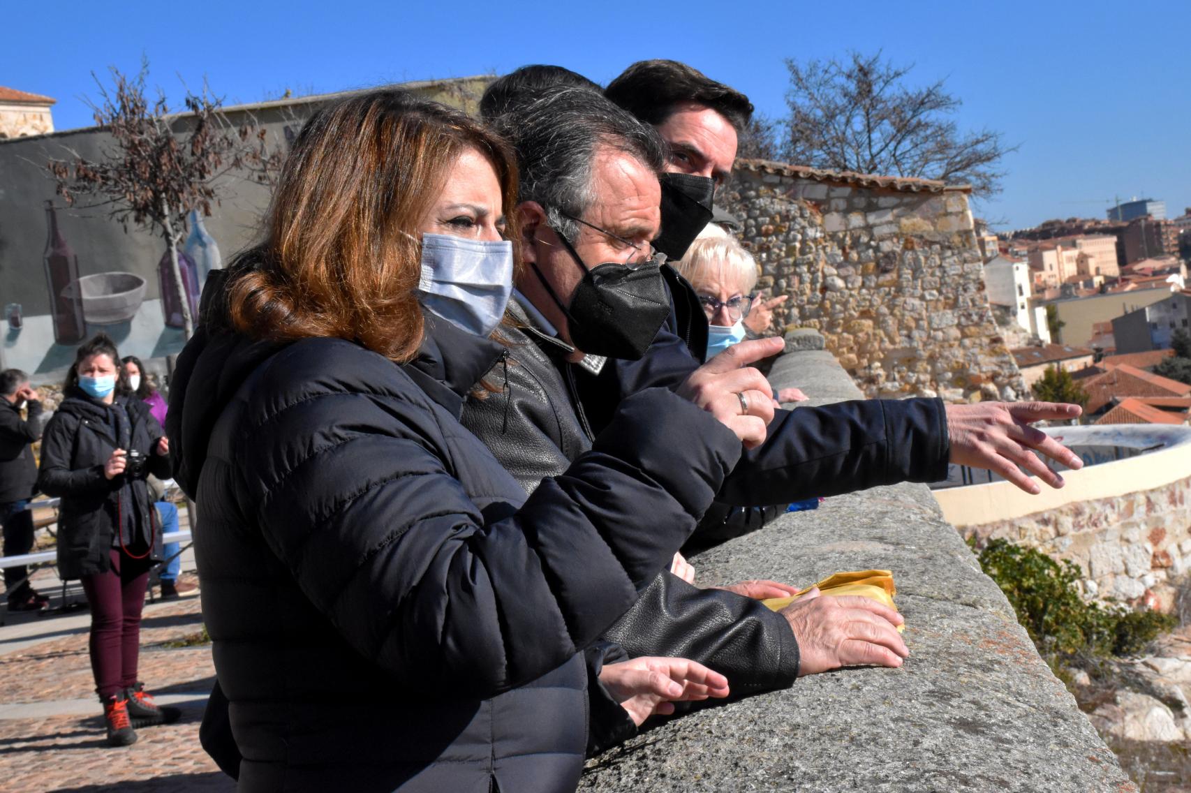 Adriana Lastra disfrutando de las vistas del río Duero en Zamora