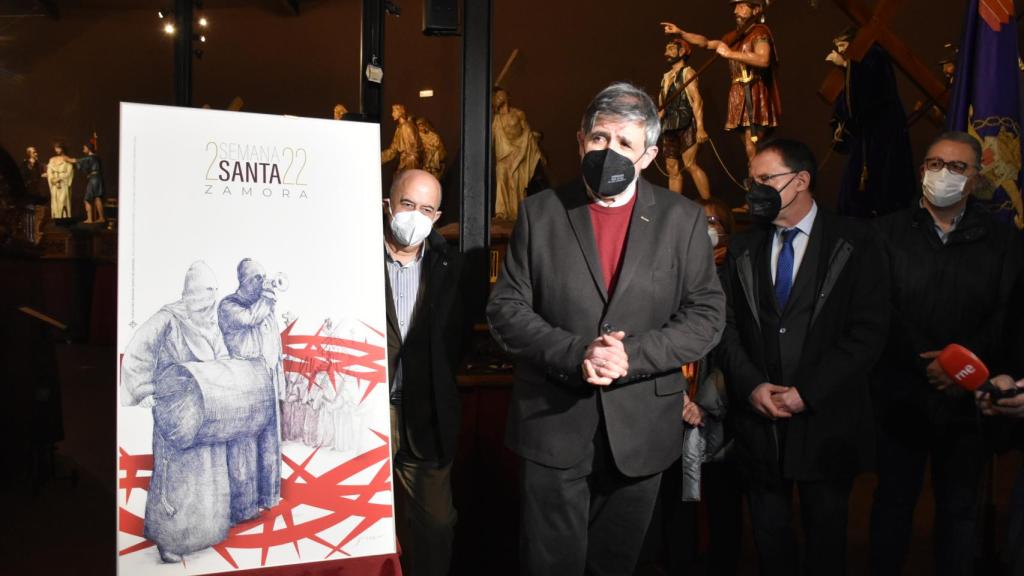 Ricardo Flecha Barrio con el cartel anunciador de la Semana Santa de Zamora 2022
