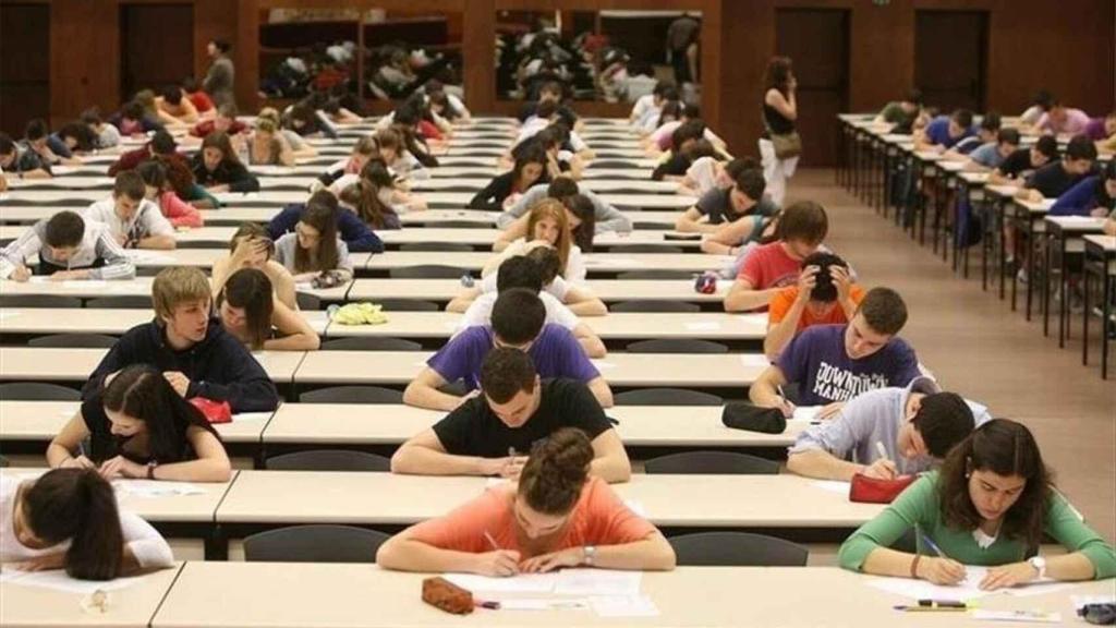 Alumnos haciendo la Selectividad en Madrid