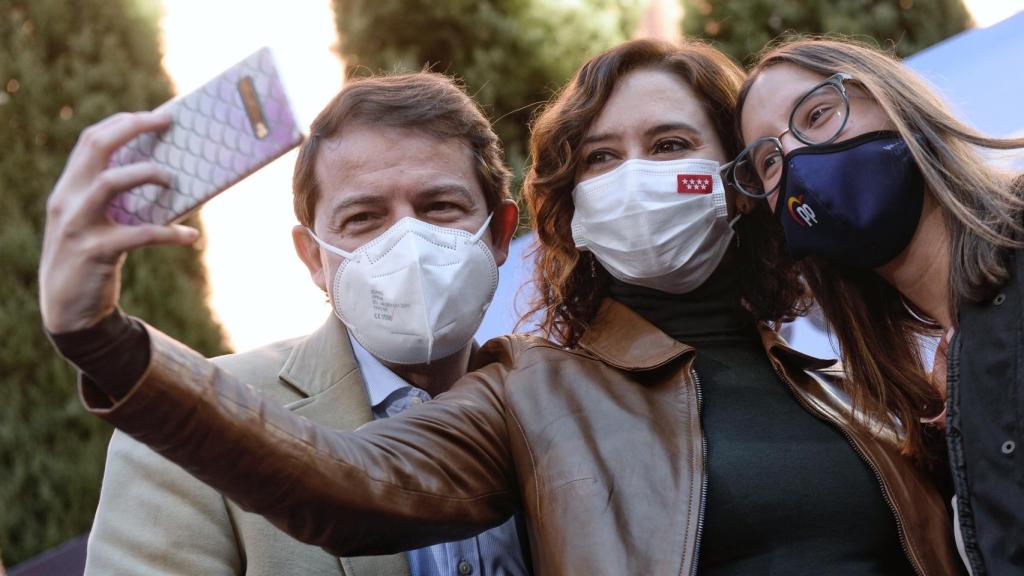 Ayuso se hace un selfie con Mañueco y una simpatizante.