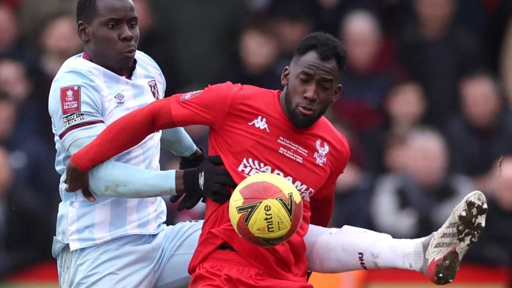 Kurt Zouma (West Ham) peleando un balón contra Amari Morgan-Smith