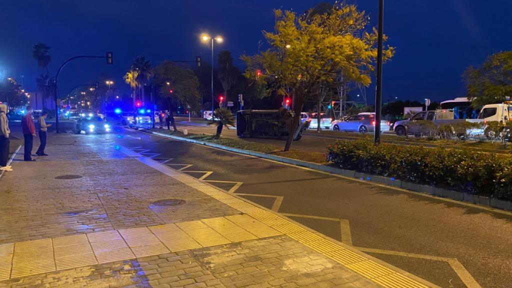 Un coche vuelca en av. Ortega y Gasset.