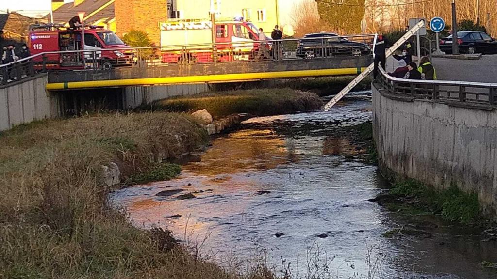 Los bomberos de Ponferrada durante el rescate