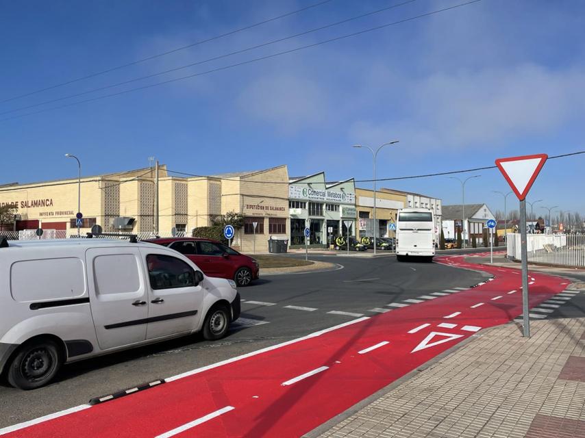 Carbajosa pinta en rojo un tramo del carril bici