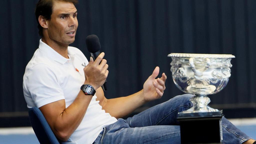 Rafa Nadal, durante un evento en su academia junto al trofeo del Open de Australia
