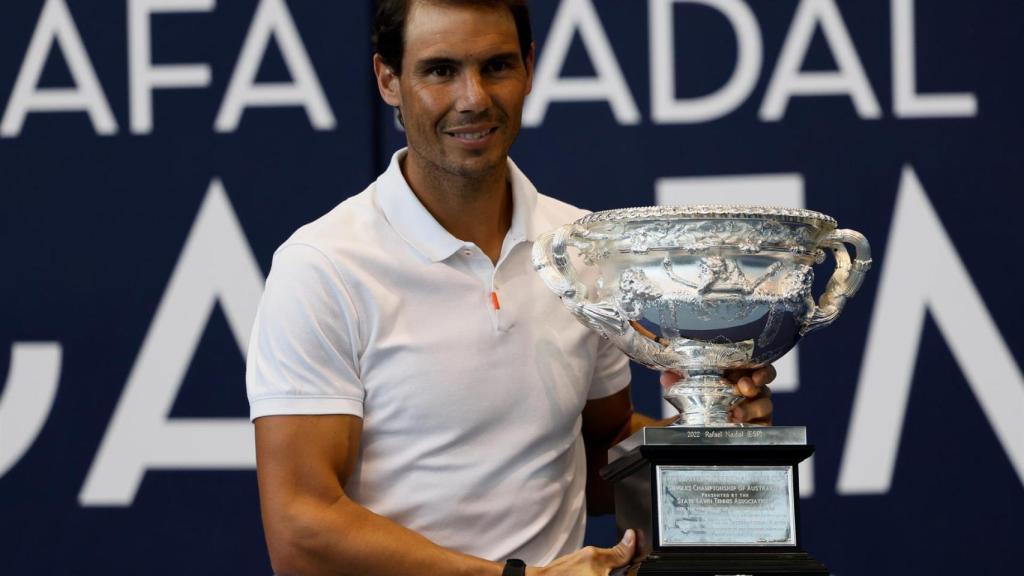 Rafa Nadal, durante un evento en su academia junto al trofeo del Open de Australia