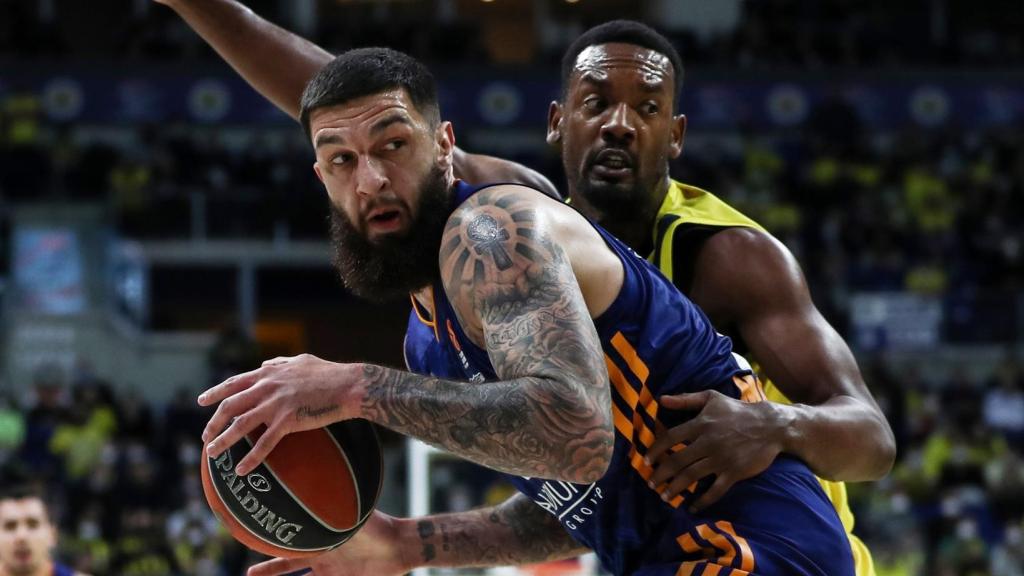 Vincent Poirier, en acción con Dyshawn Pierre en el Fenerbahce - Real Madrid de la Euroliga 2021/2022